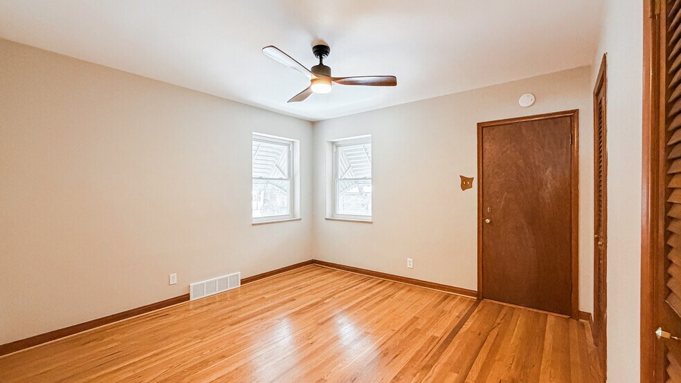 Building Photo - 5819 Jamieson Ave