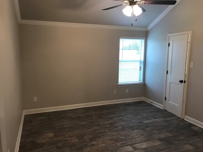 Building Photo - 2 bed/2 bath duplex text 201-231-7228 for info