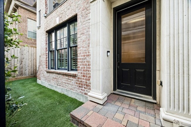 Building Photo - 1521 Oakdale St