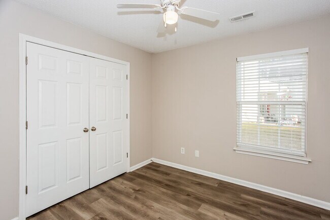 Building Photo - 234 Glencroft Dr