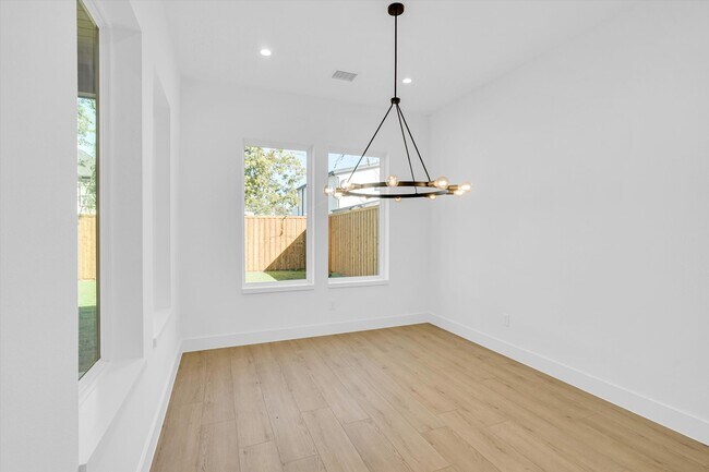 Building Photo - 1711 Nomas St