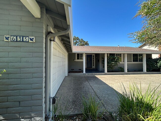 Building Photo - Recently Remodeled Single-Story 3/2 Gem in...