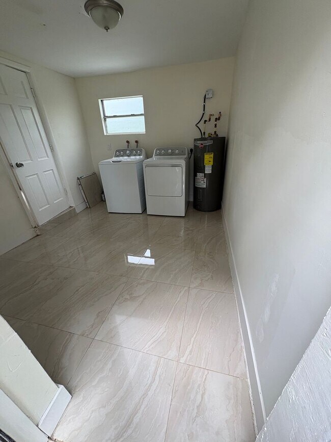 Building Photo - Charming Renovated Home – Available Now!