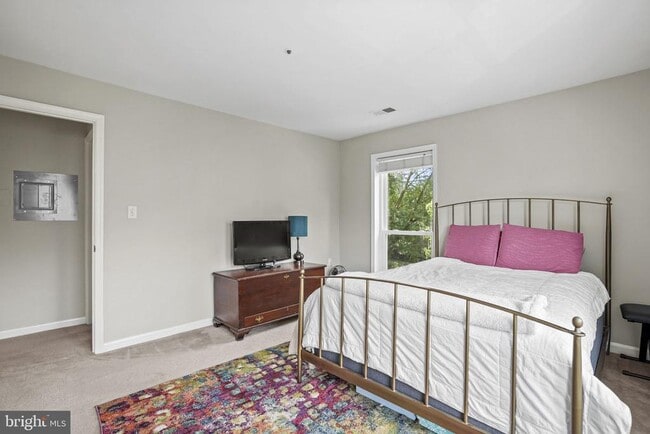 Building Photo - 3178 Summit Square Dr