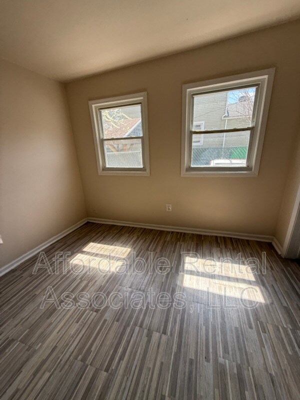 Building Photo - 1425 S 11th St