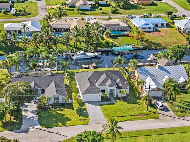 Building Photo - 632 SE Seahouse Dr