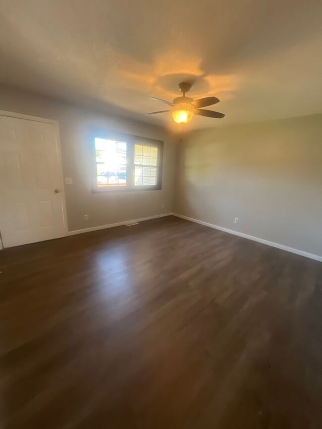 Building Photo - MOVE IN READY!!