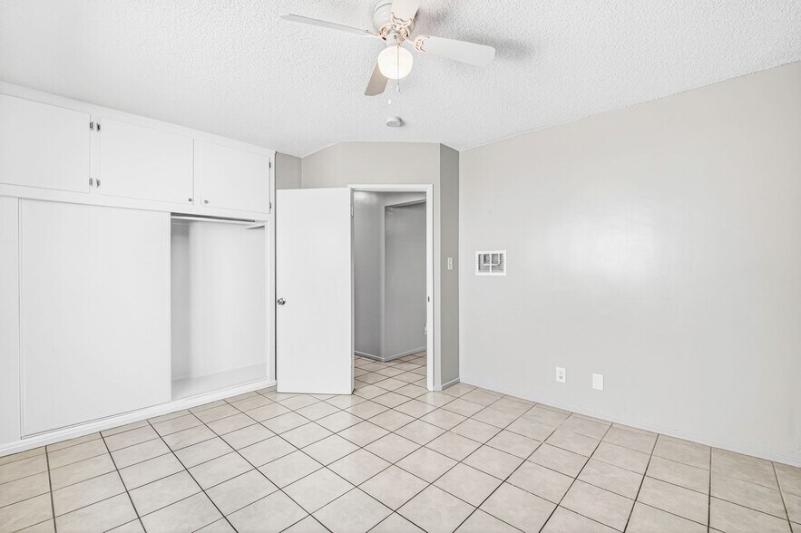 Building Photo - 210 E 29th St