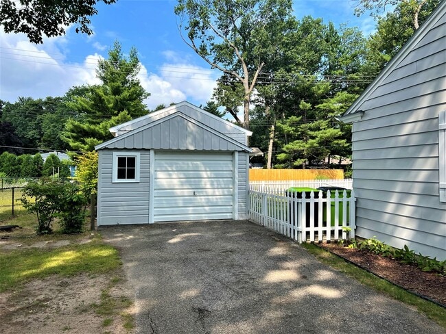 Building Photo - Great Furnished Home in TC