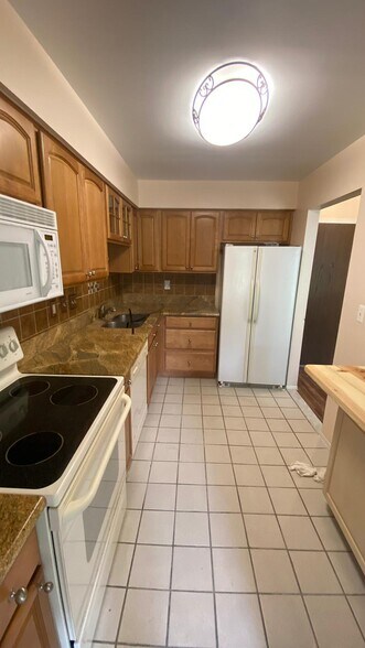 Building Photo - 30535 W 14 Mile Rd