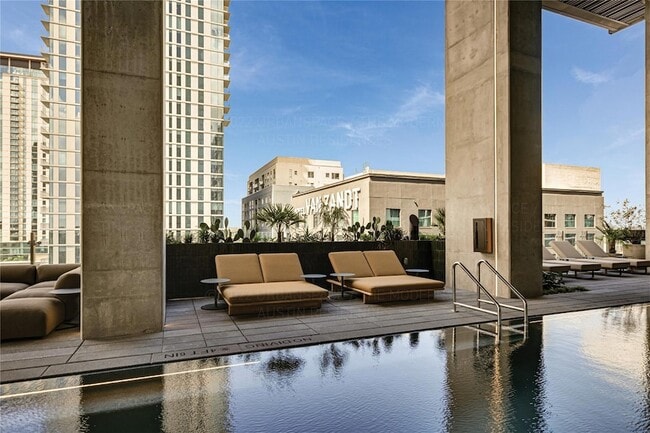 Building Photo - 610 Davis St