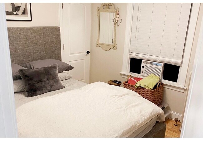 Building Photo - 733 Elm St