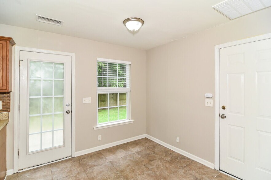 Building Photo - 145 Lyndhurst Dr