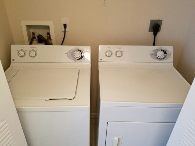 Building Photo - 1105 Villa Cir