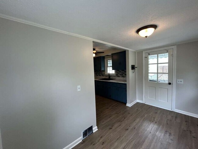 Building Photo - 26901 Farringdon Ave