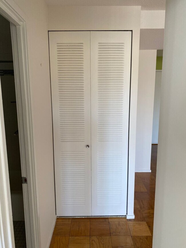 Building Photo - Large 744 sq.ft. 1 bedroom in historic Riverpark DC building