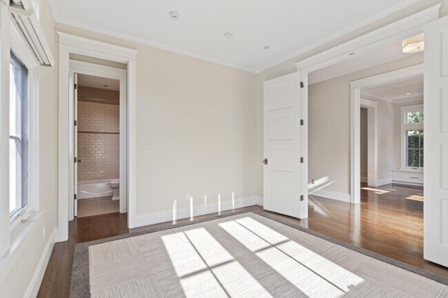 Building Photo - 240 University Dr
