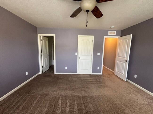 Building Photo - 4 Bedroom 3.5 Bath Townhome in Saddle Ridg...