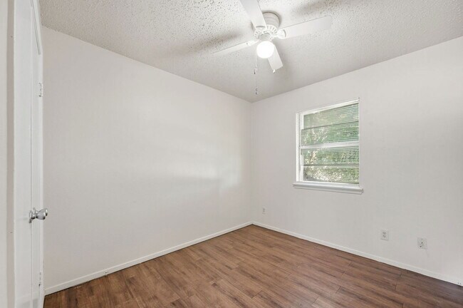 Building Photo - 314 Candlewood Ln