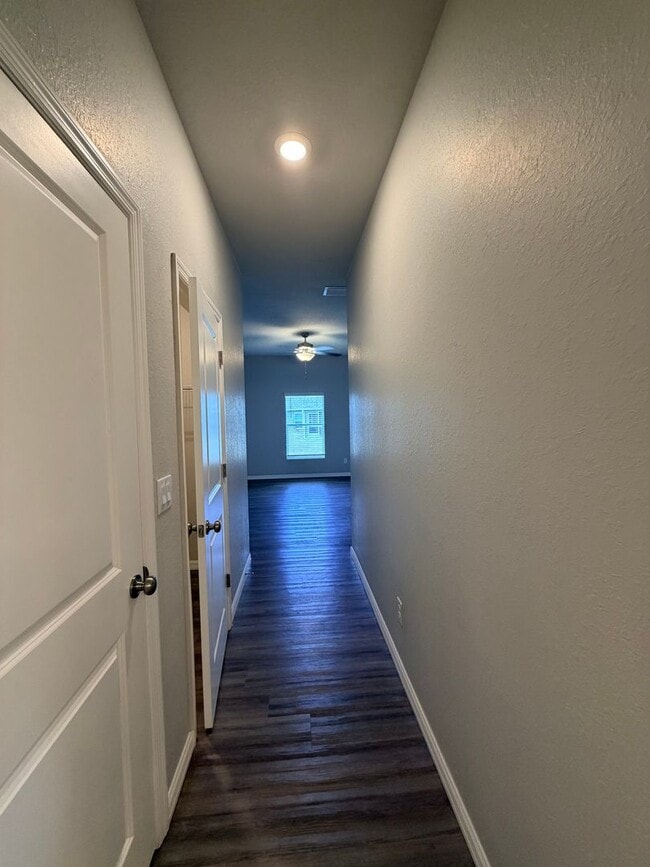 Building Photo - 3 bedrooms and 2 baths! FRESHLY RENOVATED!