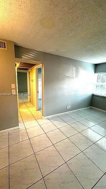 Building Photo - 10176 Twin Lakes Dr