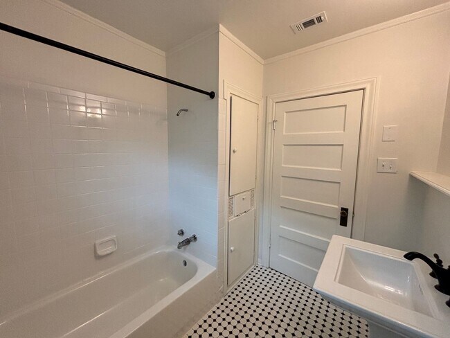 Building Photo - Cherrywood Bungalow for Rent