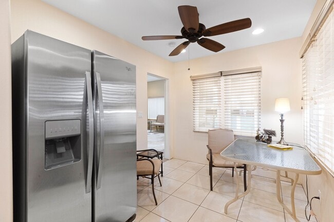 Building Photo - West Hills Home - Peaceful Semi-Rural Living