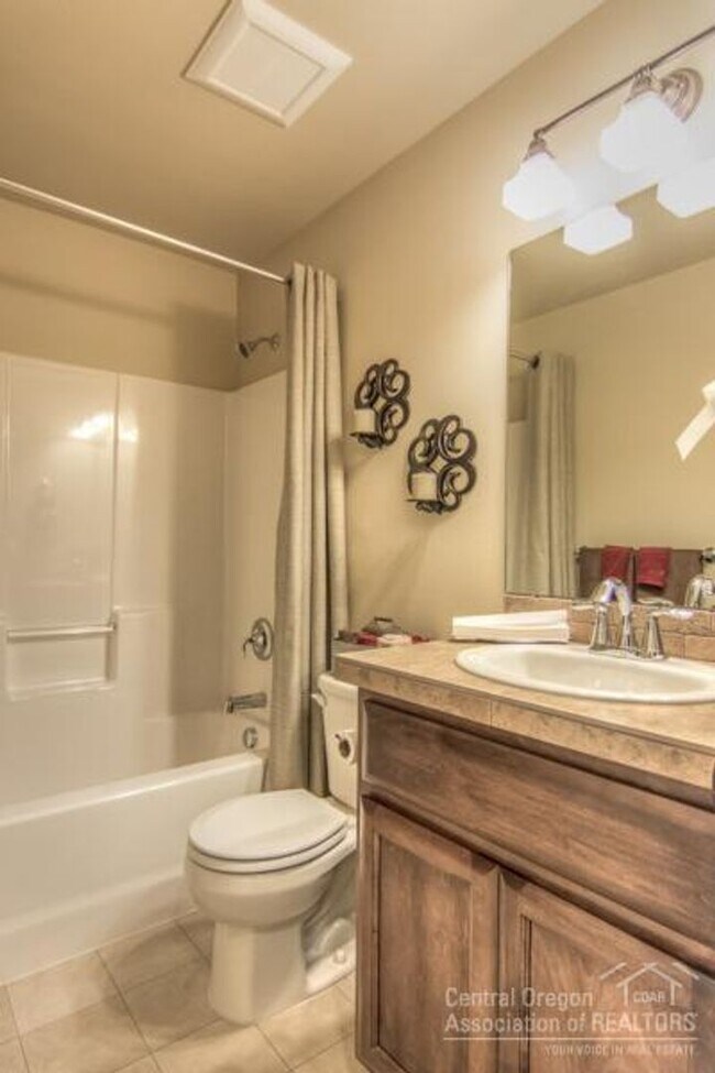 Building Photo - Spacious 4 Bed/3 Bath Single Family Home i...