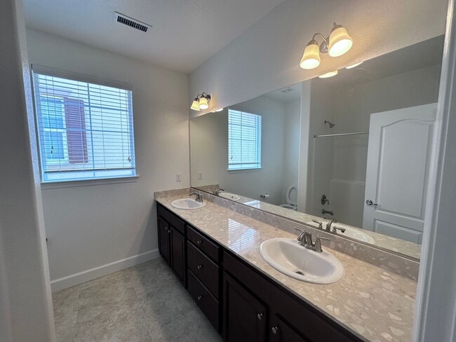 Building Photo - 10735 Ridgebrook Dr