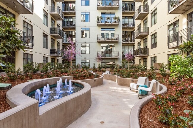 Building Photo - Modern Chic 2 bedroom at M2i