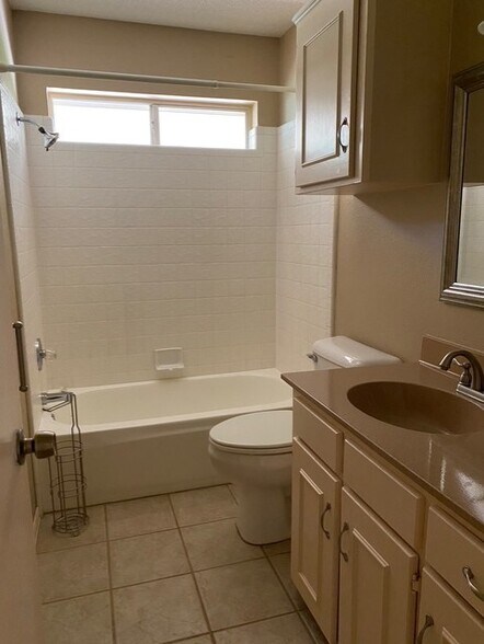 Building Photo - 5105 Woodgate Dr