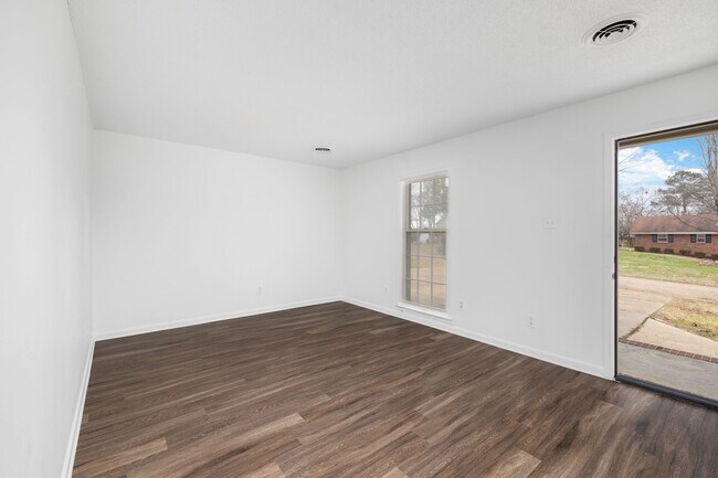 Building Photo - 5 bedroom 3 bath in Covington recently renovated just off the town square