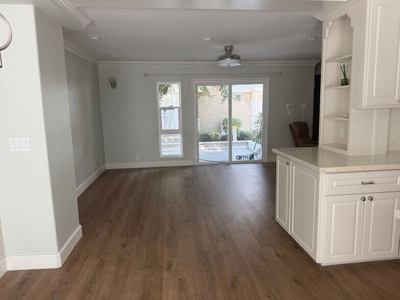 Building Photo - 268 S Seneca Cir