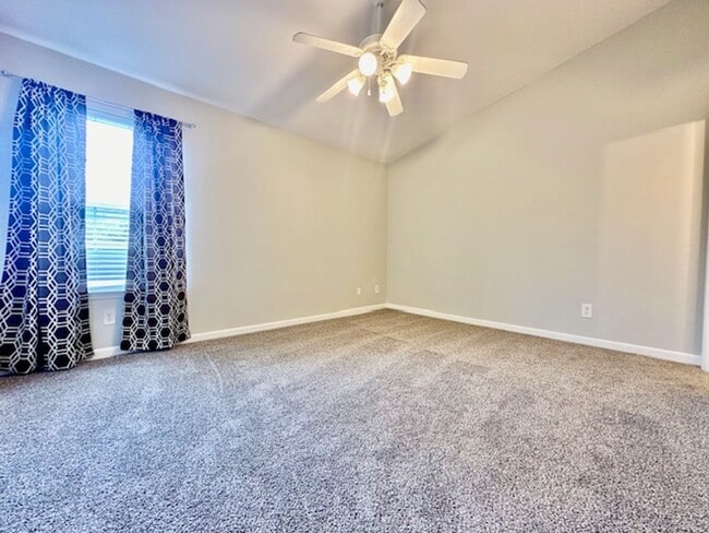 Building Photo - Welcome Home! Rare 3 Bedroom 2.5 Bath Town...