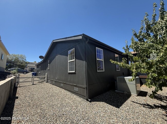 Building Photo - 1116 Samantha St