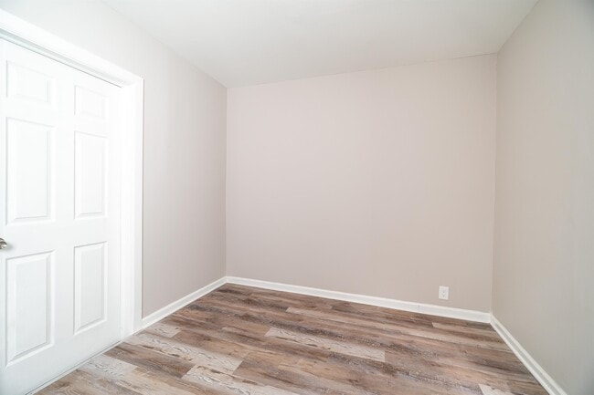 Building Photo - 465 Brehl Ave