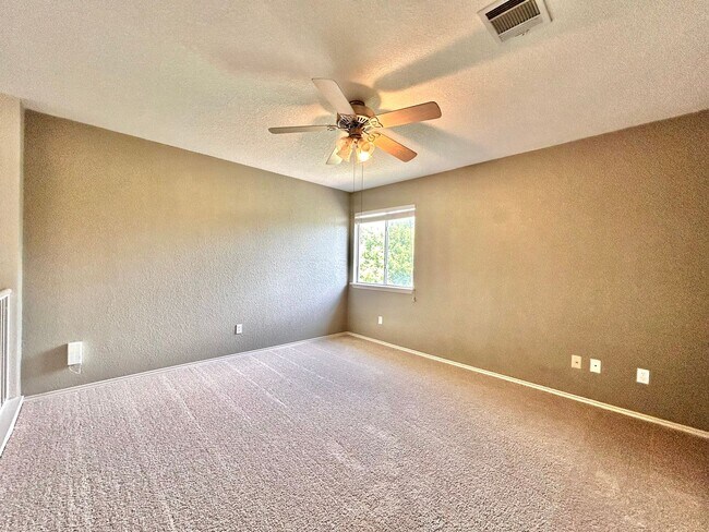 Building Photo - Lovely & Spacious 3/BR 2.5/BA Home in Roun...