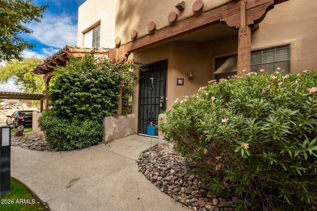 Building Photo - 1446 E Grovers Ave