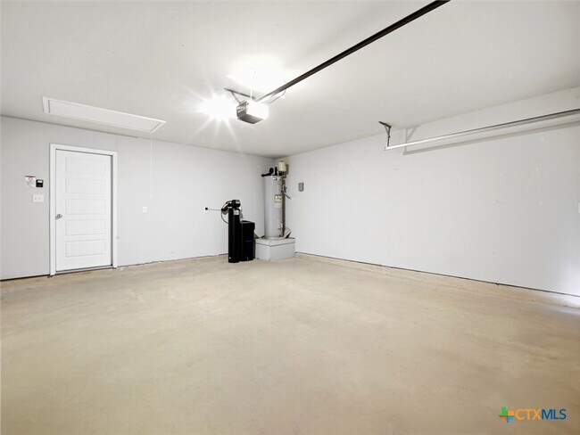 Building Photo - 1132 Amber Lk