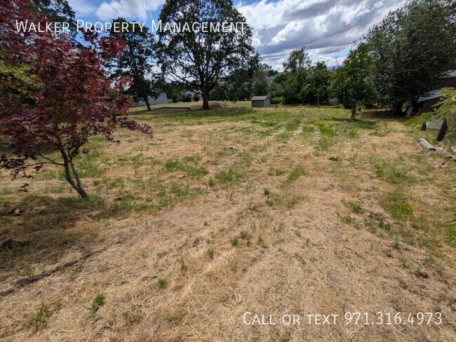 Building Photo - 3911 NE Gdn Dr