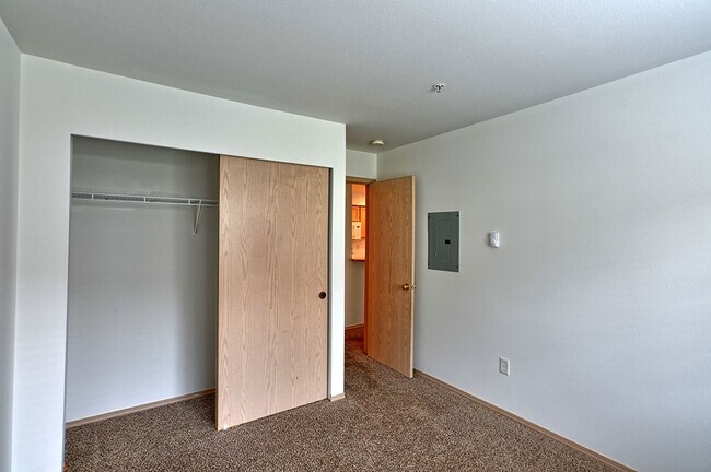 Building Photo - Charming 2-Bedroom Ground-Level Home in Qu...