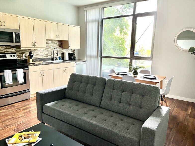 Building Photo - 889 Date St