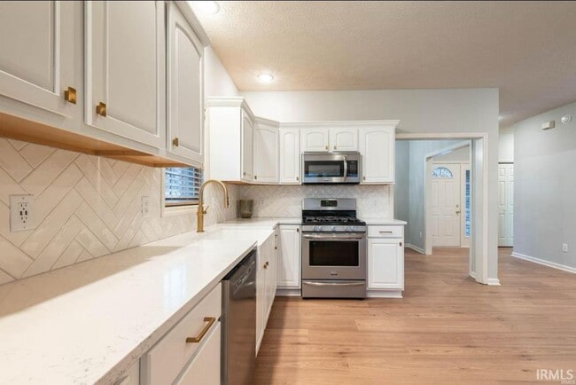 Building Photo - 3253 S Southern Oaks Dr