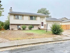 Building Photo - Large 4 Bedroom/2 Bath Bi-Level Home with ...