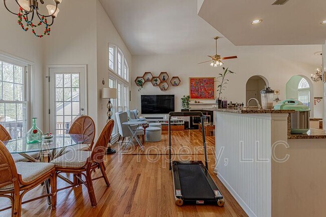 Building Photo - 209 Birchleaf Ln