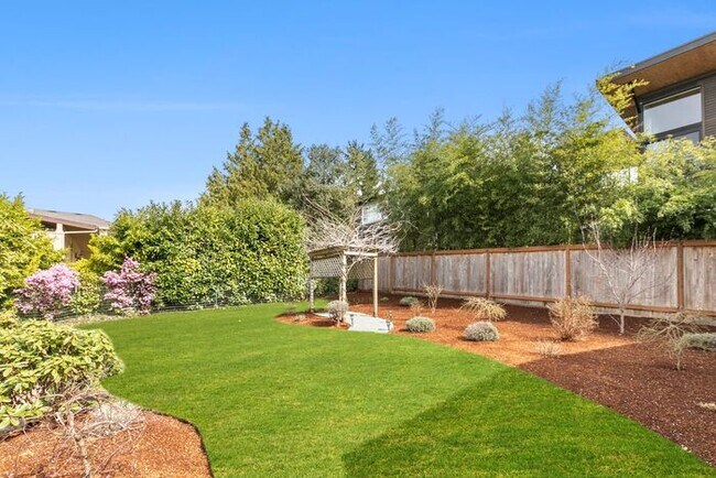 Building Photo - Sunny Air Conditioned Mercer Island Charmer!