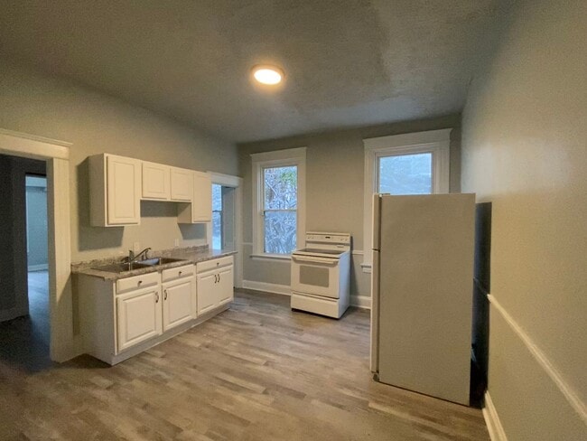 Building Photo - CENTRALLY LOCATED 6 BEDROOM 2 BATH OVER 2200 SQ FT!