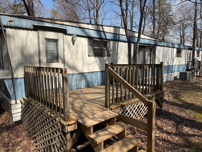 Building Photo - AVAILABLE NOW!