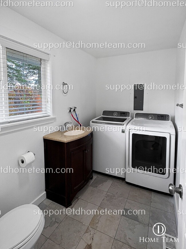 Building Photo - "Charming 4-Bed Family Home in SeaTac with Granite Countertops & Hardwood Floors!"