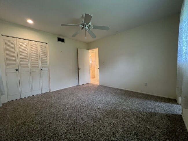Building Photo - ** Annual ** 2 Bed / 2 Bath ** Single Fami...